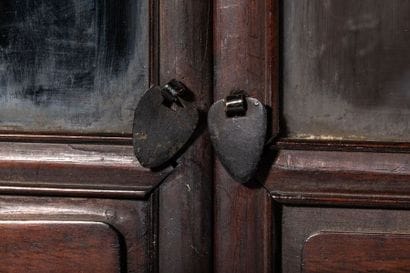 Armoire miniature en bois. H : 37.5 cm ;...