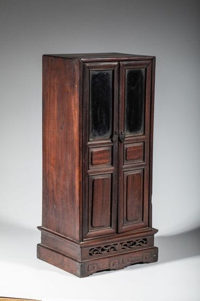 Armoire miniature en bois. H : 37.5 cm ;...