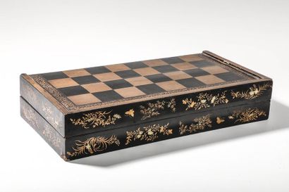 Jeu de trictrac, en bois laqué noir et or....