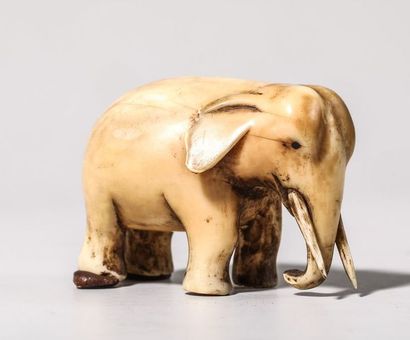 Petit éléphant en ivoire. H : 3,5 cm. Chine,...