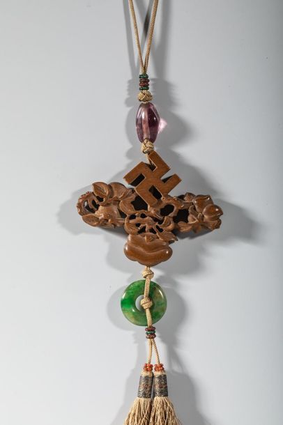 Ornement en bois, orné d’une croix de vie...