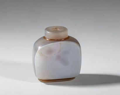 Flacon tabatière en agate. H : 6,3 cm. Chine,...