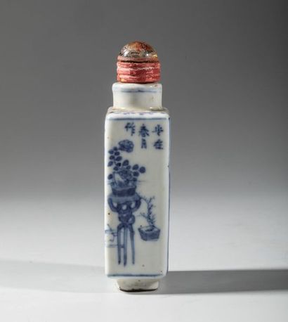 Flacon tabatière en porcelaine bleu et blanc,...