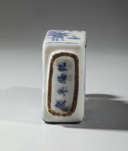 Flacon tabatière en porcelaine bleu et blanc,...