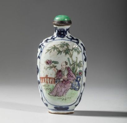 Flacon tabatière en porcelaine polychrome,...