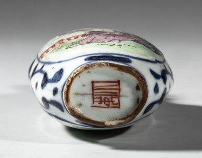 Flacon tabatière en porcelaine polychrome,...