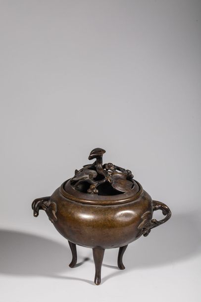 Brûle-parfum en bronze, à décor floral. H :...