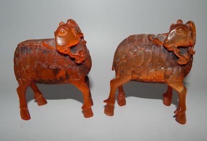 Paire de béliers en corne. H : 8,4 cm. Chine,...