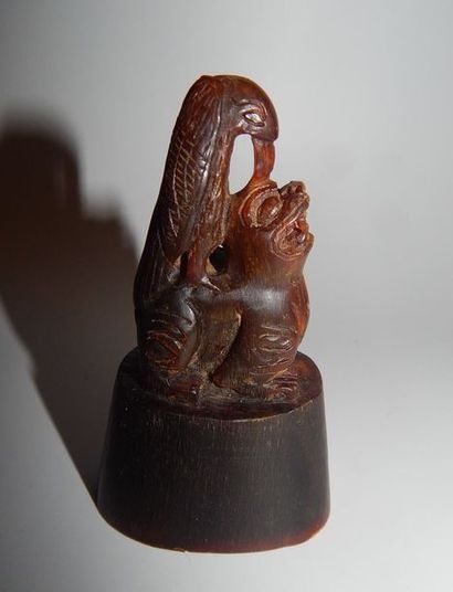Sceau en corne de buffle. H : 8 cm. Chine,...