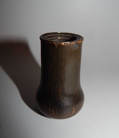 Petit vase en corne de rhinocéros (?). H :...