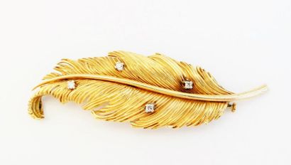 BROCHE plume en or 18k (750/°°), ponctuée...