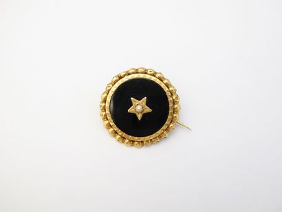 BROCHE en or 18k (750/°°),ronde ornée d'un...