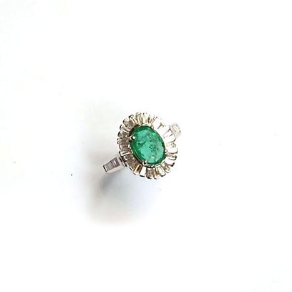 BAGUE en or gris 18k (750/°°) centrée d'une...