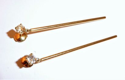 BOUCLES D'OREILLES en or 18k (750/°°), ornées...