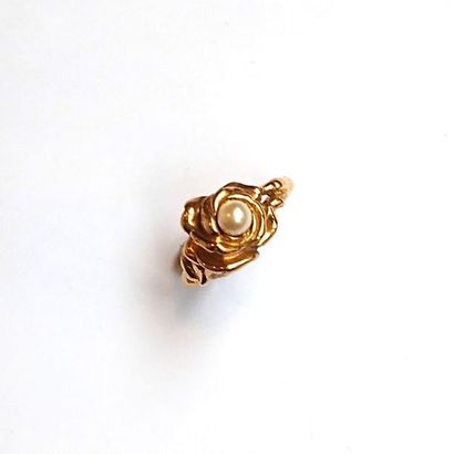 BAGUE en or jaune 18k (750°/°°) figurant...