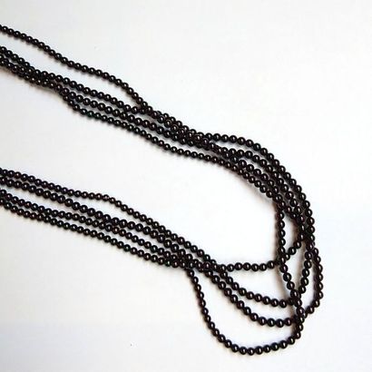 COLLIER de quatre rangs de perles noires...