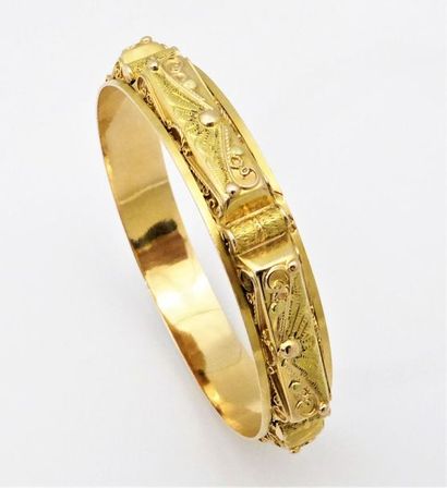 JONC en or 18k (750/°°),ouvrant ouvragé d'...
