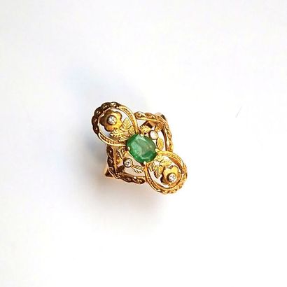 BAGUE en or jaune 18k (750°/°°) à motif feuillagé...