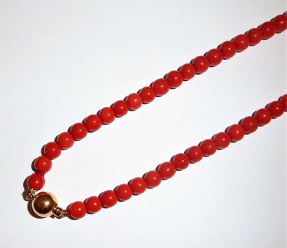 COLLIER choker en perles de corail rouge...