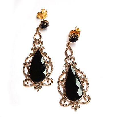 PAIRE DE PENDANTS D'OREILLE ornés d'onyx...