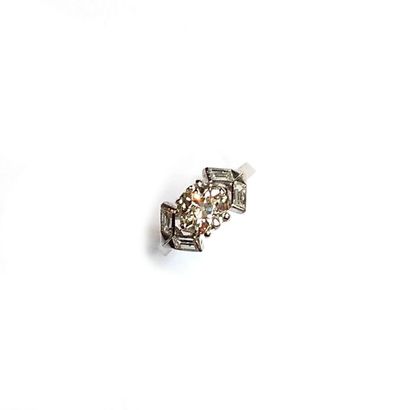 BAGUE SOLITAIRE en platine, ornée d'un diamant...
