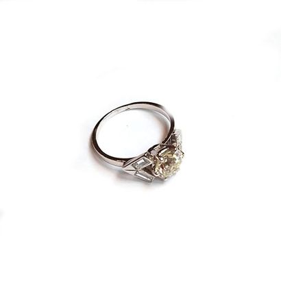 BAGUE SOLITAIRE en platine, ornée d'un diamant...