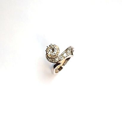 BAGUE en platine 950°/°° ornée d'un diamant...