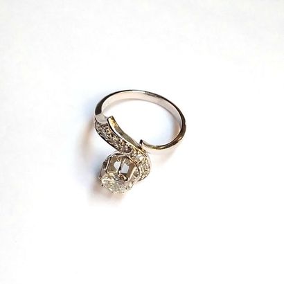 BAGUE en platine 950°/°° ornée d'un diamant...