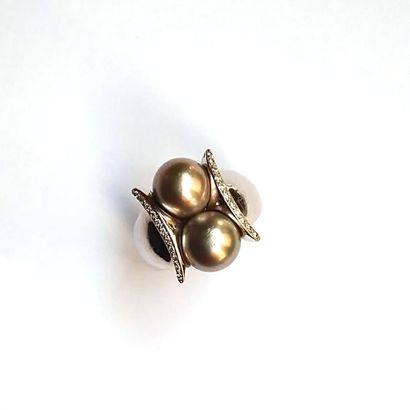 BAGUE en or gris 18k (750°/°°) ornée de deux...