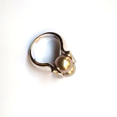 BAGUE en or gris 18k (750°/°°) ornée de deux...