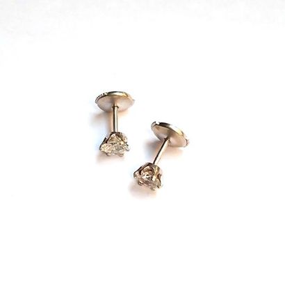 Paire de PUCES D'OREILLE sertie de deux diamants...