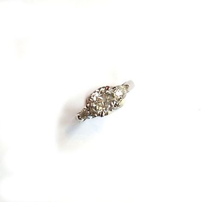 BAGUE SOLITAIRE en or gris 18k (750/°°) ornée...