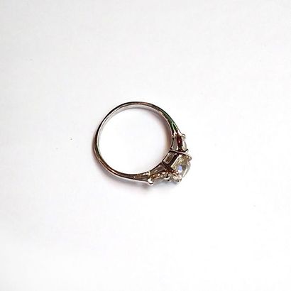 BAGUE SOLITAIRE en or gris 18k (750/°°) ornée...