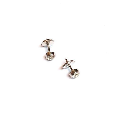 PUCES D'OREILLE en or gris 18k (750/°°) centrée...