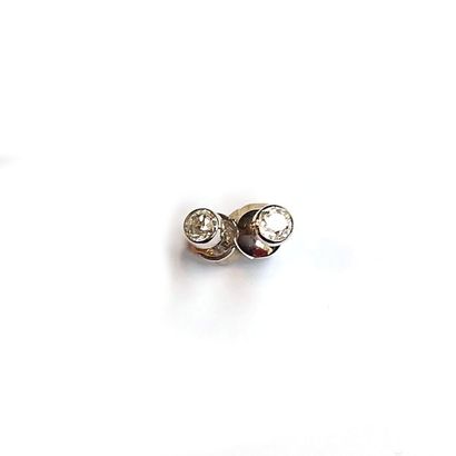 PUCES D'OREILLE en or gris 18k (750/°°) centrée...