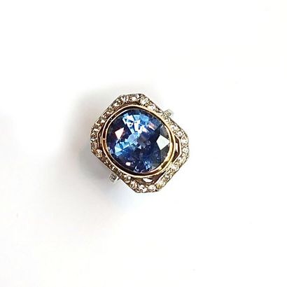 IMPORTANTE BAGUE en or gris et jaune 18k...