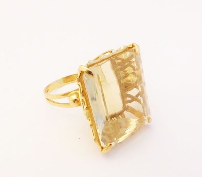 BAGUE en or 18k (750/°°) sertie d'une imposante...