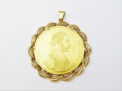 PENDENTIF en or 18k (750/°°) orné d'une pièce...