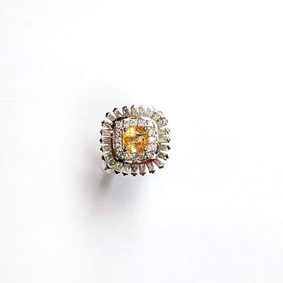 BAGUE en or gris 18k (750/°°) centrée d'un...