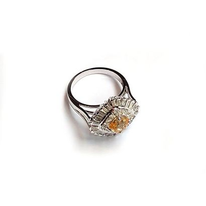 BAGUE en or gris 18k (750/°°) centrée d'un...