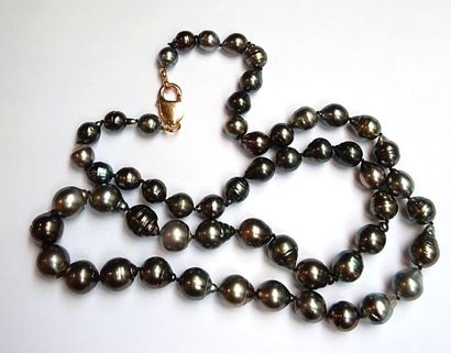 SAUTOIR formé de perles de Tahiti grises...