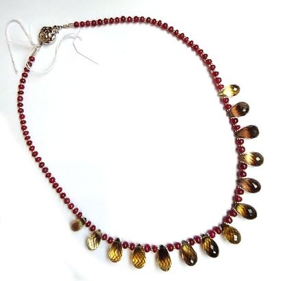 COLLIER composé d'un rang de perles facettées...