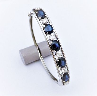 BRACELET en or blanc 18k (750/°°), ouvrant...