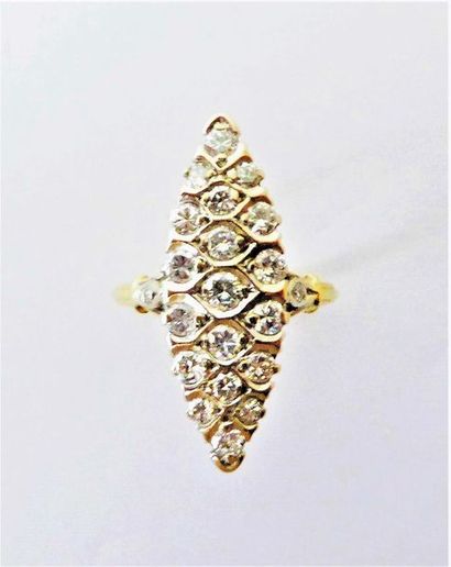 BAGUE marquise en or jaune 18k (750°°) ornée...