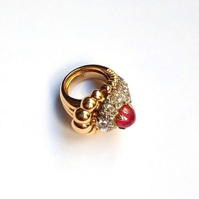 BAGUE dôme en or jaune 18k (750°/°°) et platine...