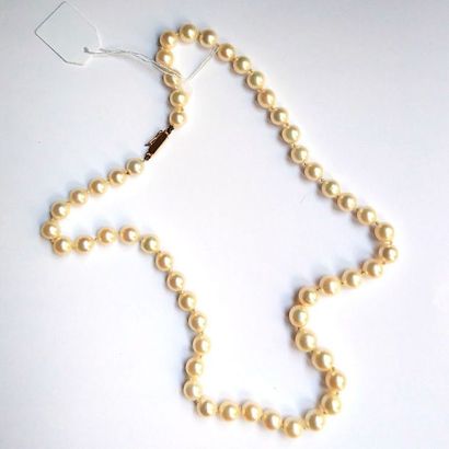 COLLIER de perles de culture en légère chute,...