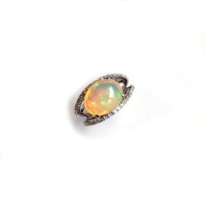 BAGUE OEIL en or gris 18k (750/°°), centrée...