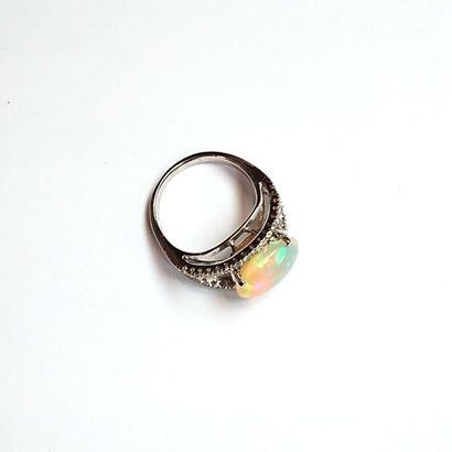 BAGUE OEIL en or gris 18k (750/°°), centrée...