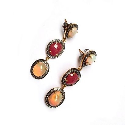 PAIRE DE PENDANTS D'OREILLE en argent doré...
