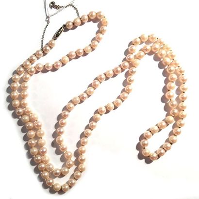 SAUTOIR de perles de cultures, le fermoir...
